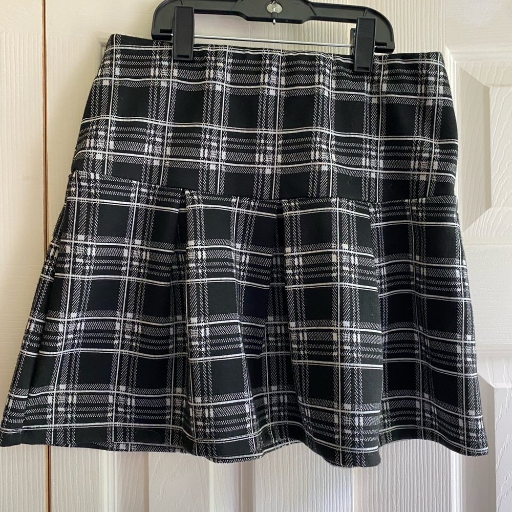 Full Tilt Black & white plaid kick pleat skirt with elasticized waist. Size XS